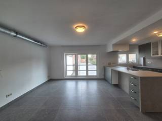 <p><span>Op een uitzonderlijk rustige locatie, pal naast het bos van Wetteren, bevindt zich dit volledig gerenoveerde appartement op de eerste verdieping (geen lift). Dankzij de hoogwaardige afwerking, de nieuwste technieken en het uitstekende wooncomfort is dit de ideale thuis voor wie op zoek is naar een energiezuinige en instapklare woning.</span></p><p><span>Via de inkomhal komt u terecht in de lichtrijke leefruimte met een volledig uitgeruste open keuken, voorzien van alle hedendaagse toestellen. De moderne badkamer beschikt over een dubbele lavabo met badkamermeubel, een ligbad én een ruime inloopdouche. Daarnaast is er een apart gastentoilet met lavabo.</span></p><p><span>Het appartement beschikt over twee slaapkamers. De tweede kamer kan eveneens perfect ingericht worden als dressing, bureau of hobbyruimte, afhankelijk van uw woonbehoeften.</span></p><p><span>Ook op technisch vlak blinkt dit appartement uit:</span></p><ul><li><span>Vloerverwarming in de leefruimte, keuken, badkamer en berging voor een aangenaam en gelijkmatig wooncomfort.</span></li><li><span>Individuele zonnepanelen (7 panelen – 2.555 Wp) die bijdragen aan een lagere energiefactuur.</span></li><li><span>Ventilatiesysteem type D voor een gezond en comfortabel binnenklimaat.</span></li><li><span>Alle ramen zijn voorzien van driedubbele beglazing, vliegenramen en elektrisch bediende rolluiken.</span></li></ul><p><span>Bovendien geniet u van tal van praktische voorzieningen zoals een gemeenschappelijke pakketbrievenbus, een afzonderlijke fietsstalling en parkeergelegenheid op eigen terrein.</span></p><p><span>Onmiddellijk beschikbaar</span></p><p><span> </span></p>