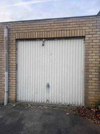 immo DAVID stelt voor: gesloten garagebox van 16 m²Bent u het ook beu om steeds te moeten zoeken naar een parkeerplaats of een bewonerskaart te...