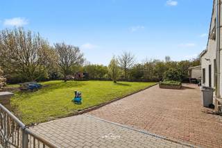 In een rustige, landelijke omgeving in Sint-Gillis-Waas bevindt zich deze charmante open bebouwing op een zuidgericht perceel van 750 m². De woning...