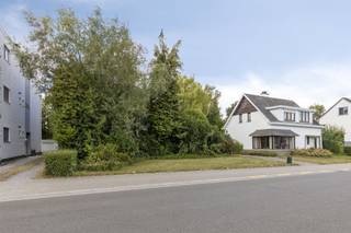 <p><span><span>Unieke bouwgrond 804 M2 te koop voor open bebouwing met westelijke oriëntatie. De bouwbreedte van de woning bedraagt 10m00. De maximale bouwdiepte bedraagt: 15m00 op het gelijkvloers en de verdieping. Kroonlijsthoogte voorgevel /achtergevel: 6m50 vanaf het afgewerkte dorpelpeil. De bouwgrond is gelegen in rustige en gezinsvriendelijke buurt, weg van de drukte van de stad, maar toch op korte afstand van alle nodige voorzieningen. Ideale verbinding naar Mechelen / Antwerpen of Brussel.</span></span></p>