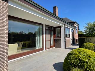 Zodra je de parking van Tiensesteenweg 85 oprijdt, vertraagt het leven vanzelf. Tussen volwassen groen en absolute rust openbaart zich een statige villa die werd ontworpen voor wie elke dag wil thuiskomen in comfort, sereniteit en verfijnde woonkwaliteit. <br />Op een royaal en perfect geörienteerd perceel van ongeveer 20 are ontvouwt zich een woonbeleving die moeiteloos een zuiders gevoel oproept.  De architectuur ademt een warme, gezellige charme uit en sluit harmonieus aan bij de omgeving.  De ruime tuin en het terras nodigen uit tot lange zomerdagen, ontspannen avonden en ongedwongen avonden met vrienden en familie.<br />Binnenin word je verwelkomd door licht, openheid en aangename rust. Met een bewoonbare oppervlakte van rond de 400 vierkante meter werd de woning logisch en evenwichtig ingedeeld. De leefruimte vormt het natuurlijke hart van de woning : royaal, sfeervol en in directe verbinding met de keuken, tuin, hal.  In de winter creëert het haardvuur een warme, geborgen sfeer, terwijl in de zomer de openslaande deuren het binnen- en buitenleven moeiteloos in elkaar laten overvloeien. <br />De aansluitende keuken kan een opfrissing gebruiken, maar blijft de plek waar samen koken en genieten centraal staan. <br />De woning heeft een zeer ruime hal met aansluitend een bureau. <br />Via een prachtige trap die tot in de puntjes werd verzorgd, bereiken we de vier slaapkamers, elk met een eigen karakter en een uitgesproken gevoel van rust. De bovenste slaapkamers maken deels uit van de zolderruimte, maar werden perfect en sfeervol ingericht. De badkamer werd vrij recent gerenoveerd.<br />Ook op praktisch vlak is het hier top. De inpandige garage biedt plaats voor twee wagens. Tevens is er voor de woning ook parkeergelegenheid voorzien. Om dan de kelderverdieping niet te vergeten, die netjes werd getegeld en ingericht. Hier is bijvoorbeeld ook de wasplaats voorzien. <br />De tuin werd altijd perfect onderhouden. Het buitenleven vormt hier een volwaardig verlengstuk van het wonen.  De tuin zelf straalt rust, privacy en zon uit en vormt een natuurlijke cocon waar het heerlijk vertoeven is, alleen of in gezelschap.<br />De woning voelt niet aan als een gewone villa, maar als een plek waar alles klopt. Een thuis waar je tot rust komt, waar je gasten graag ontvangt en waar elke dag vanzelf wat lichter en aangenamer aanvoelt.<br />Ik zou zo zeggen, maak een afspraak en wij ontvangen jullie met open armen voor een bezichtiging.