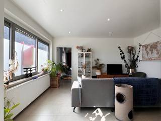 Dit gebouw heeft een vergunning als handelsruimte met woonst en is momenteel ingedeeld als 2 appartementen.<br />De woning biedt ook tal van mogelijkheden naar kangoeroewonen/zorgwonen/co-housing/... toe.<br />Het pand is uitstekend gelegen in een rustige straat doch in het centrum van Merelbeke nabij de aansluiting met de verbindingswegen, winkels, openbaar vervoer, scholen, enz.<br />Indeling:<br />Gelijkvloers met gemeenschappelijke inkomhal, <br /><u>Appartement 1</u>: woonkamer met eetplaats, zithoek, open keuken met aanhorigheden, 2 ruime slaapkamers, badkamer met wastafel en douche, apart gastentoilet.<br />Verder is er nog een gezellige koer en een ruime garage en een parkeerplaats voor de garage.<br />Bewoonbare opp: 89m<sup>2</sup> (opgemeten volgens epc).<br />EPC: 275 kWh/(m² jaar) - label C (geen renovatieverplichting).<br /><br /><u>Appartement 2</u>: Woonkamer met zithoek en eetplaats, keuken met aanhorigheden, 2 ruime slaapkamers, badkamer met douche, wastafel en toilet.<br />Bewoonbare opp: 89m<sup>2</sup> (opgemeten volgens epc).<br />EPC:  314 kWh/(m² jaar) - label D (geen renovatieverplichting).<br />Asbestattest: Asbestveilig.<br /><br />Stedenbouwkundige inlichtingen: in aanvraag 22/10/2026.<br /><br /> 