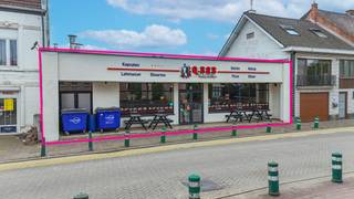 Handelspand met uitbreidingsmogelijkheden in Diest!<br /><br />In de Valleilaan 133 te Diest bieden wij dit recent volledig vernieuwde handelspand in 2025 aan met een oppervlakte van +/- 200m². Het pand is momenteel verhuurd wat zorgt voor een stabiele huuropbrengst vanaf dag één.<br /><br />Het handelspand is strategisch gelegen in de nabijheid van scholen, het ziekenhuis, het station en op wandelafstand van winkels en het stadscentrum van Diest. Hierdoor geniet het van een zeer goede bereikbaarheid voor zowel klanten als bezoekers.<br /><br />Boven het handelspand bestaat de mogelijkheid om drie appartementen te realiseren. De plannen hiervoor zijn reeds opgemaakt en kunnen worden ingediend. Dit biedt een interessante opportuniteit voor investeerders die een combinatie zoeken van handel en residentieel vastgoed met bijkomende opbrengstmogelijkheden.<br /><br />Een interessant investeringspand met onmiddellijke huurinkomsten, een recente en volledige renovatie en een sterk toekomstpotentieel dankzij de mogelijkheid tot het bouwen van drie appartementen. Ideaal voor investeerders die op zoek zijn naar een solide en toekomstgericht vastgoedproject op een strategische locatie in Diest.<br /><br />Pluspunten:<br />- Volledig vernieuwd in 2025;<br />- 40 zonnepanelen;<br />- Huurinkomsten;<br />- Uitstekende zichtbaarheid en bereikbaarheid;<br />- Dichtbij scholen, Ziekenhuis en Station!<br />- Toplocatie, veel passage en goede verbindingen!<br />- Mogelijkheid tot het bouwen van 3 ruime appartementen erboven!<br /><br />Voor een afspraak of meer info, bel ons op 078/78.78.70, of kom gewoon binnen op ons kantoor. Steeds welkom!