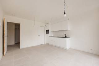 Dit recent opgeleverde appartement beschikt over een praktische indeling. Via de inkomhal met gastentoilet kom je terecht in de lichte leefruimte met open keuken. De moderne keuken is afgewerkt met een stenen werkblad en volledig uitgerust met kwalitatieve toestellen, waaronder een inductiekookplaat, dampkap, oven, vaatwasmachine en ingebouwde koelkast. Vanuit de woonkamer heb je directe toegang tot het zonnige terras. Het appartement beschikt verder over één ruime slaapkamer en een stijlvolle badkamer met lavabo en inloopdouche. Daarnaast is er een handige berging met aansluiting voor een wasmachine.  Bovendien voldoet het appartement aan alle hedendaagse energienormen en is het voorzien van vloerverwarming, een warmtepomp, zonnepanelen, ventilatiesysteem C en regenwaterrecuperatie voor de toiletten en mogelijk ook de wasmachine. Zo geniet u van een energiezuinig en comfortabel woonklimaat. Op het gelijkvloers bevindt zich bovendien een praktische gemeenschappelijke berging voor fietsen en vuilnisbakken. Daarnaast is er de mogelijkheid tot het aankopen van een carport voor 20.000 euro (excl. kosten), alle voorzieningen voor een laadpaal zijn reeds voorzien. Extra troef: het verwachte E-peil bedraagt minder dan E10, wat recht geeft op een korting van 100% op de onroerende voorheffing gedurende 5 jaar. AANKOOP AAN 6% BTW MOGELIJK! Contacteer ons voor meer info op 03 568 03 03 of lauren@vastgoed03.be