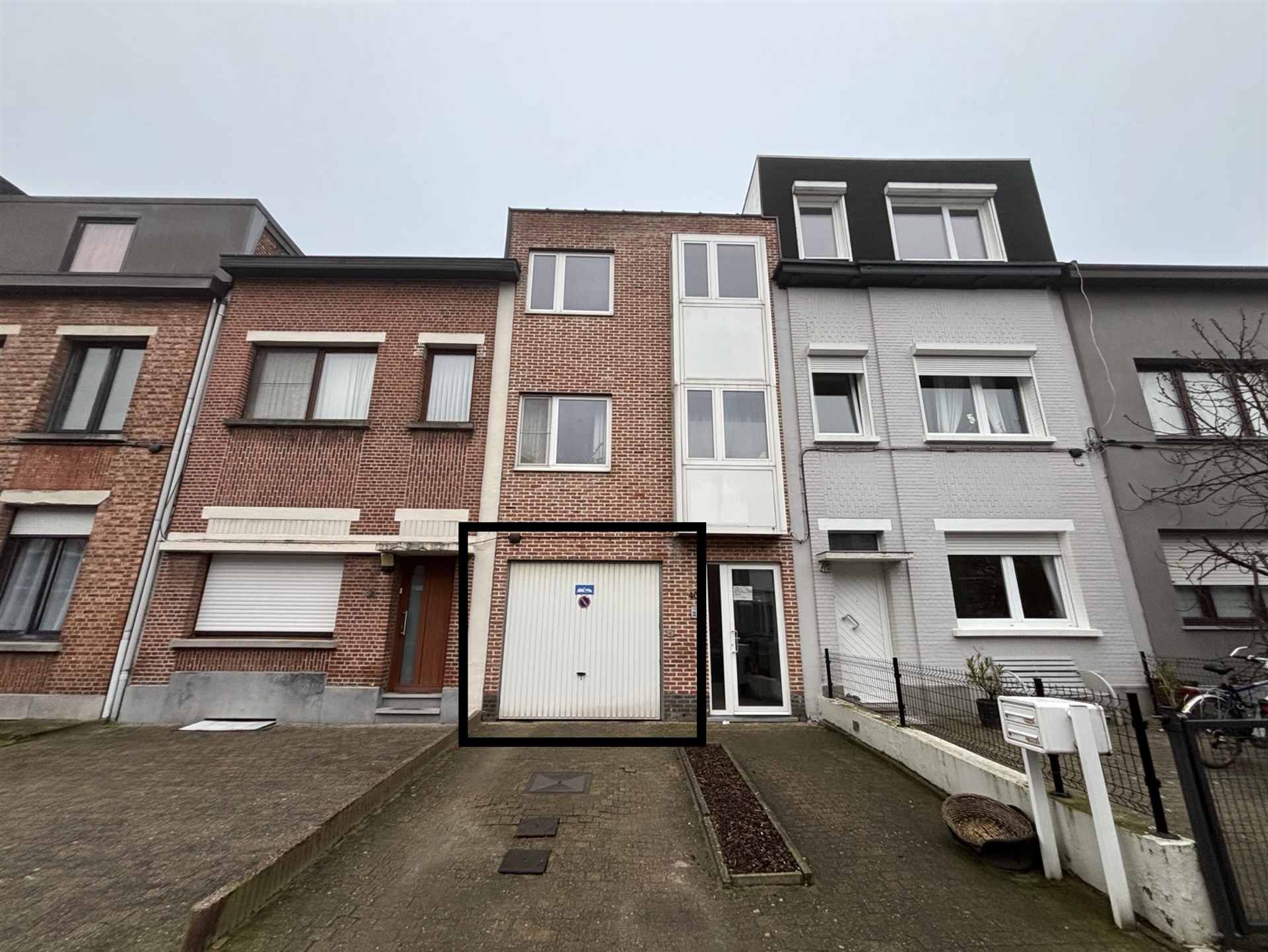 Ruim Magazijn van 332 m² met 13 overdekte parkeerplaatsen - foto 2