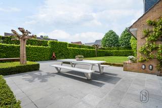 Stijlvolle villa met prachtige volgroeide tuin, in gegeerde villapark te Waregem. Welkom in deze prachtige gerenoveerde villa met...