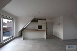 KOOP NU EN BETAAL PAS BIJ OPLEVERING !!<br /><br />Prachtig nieuwbouwproject op toplocatie in de dorpskern van Berlaar.<br /><br />Deze prachtige residentie in het centrum van Berlaar staat voor een stijlvolle, hedendaagse en tijdloze architectuur. De materiaalkeuze en detaillering resulteert in gevels die eenvoud en klasse uitstralen. Deze lijn wordt volledig doorgetrokken in heel het project dat met de grootste zorg voor esthetiek werd ontworpen.<br /><br />Dit project zal bestaan uit 14 appartementen met 1, 2 of 3 slaapkamers in combinatie met bovengrondse carports en privatieve bergingen. De bewoonbare oppervlaktes variëren tussen de 80 m² en 131 m² allen voorzien van unieke lichtinval.<br /><br />We betreden de appartementen via de inkomhal dewelke ons leidt tot een zeer lichtrijke leefruimte met toegang tot het prachtige zonneterras, aansluitend vinden we de eetplaats en een volledig uitgeruste open keuken. Verder hebben we nog telkens 1, 2 of 3 slaapkamers, een apart toilet, een geriefelijke berging en een ruime badkamer.<br /><br />Er zal standaard gebruik gemaakt worden van vloerverwarming met warmtepomp, ventilatie en zonnepanelen dewelke voor een lage energiebehoefte zullen zorgen.<br /><br />BOVENGRONDSE CARPORT EN BERGING inbegrepen in de prijs!<br /> <br />Kom snel eens langs bij ons, dan geven we u graag meer uitleg op maat. U kan ons ook contacteren voor een vrijblijvende waardebepaling van uw eigendom. U zal vakkundig bijgestaan worden in combinatie met een persoonlijke aanpak voor uw aan en verkoop.