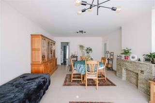 <p><span>DEURNE - </span><span>Vous êtes à la recherche d'un appartement rénové au rez-de-chaussée à Deurne ? N'hésitez pas à y jeter un coup d'œil.</span></p><p><span> </span></p><p><span> </span></p><p><span>Quelques atouts en un coup d'œil :</span></p><ul><li><span>Jardin spacieux et bien entretenu</span></li><li><span>En face de l'arrêt de tram et du parc municipal</span></li><li><span>Parking dans la rue</span></li><li><span>Prêt à emménager (rénové et </span><span>entièrement repeint</span><span>)</span></li></ul><p><span> </span></p><p><span>Aménagement :</span></p><p><span>Cet appartement est situé au rez-de-chaussée et comprend un hall d'entrée, des toilettes, une salle de bains (douche et lavabo), un espace de vie spacieux à l'avant, une cuisine bien équipée, une terrasse avec jardin, une chambre principale avec une deuxième chambre adjacente, </span></p><p><span>cuisine joliment équipée, terrasse avec jardin, chambre principale avec deuxième chambre adjacente.</span></p><p><span> </span></p><p><span>L'appartement sera prêt à être emménagé et entièrement repeint.</span></p><p><span> </span></p><p><span>Disponible</span><span>immédiatement </span></p><p><span>Loyer</span><span>: 780 Euro par mois + 50 Euro A.O. (contribution à la consommation privée d'eau et à l'électricité des parties communes).</span></p><p><span>EPC : </span><span>333</span></p><p><span> </span></p><p><span> </span></p>