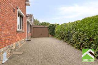 Aan de Baversstraat in het landelijke 's Herenelderen, deelgemeente van Tongeren, vind je deze ruime halfopen woning met volgende indeling:<br />x inkomhal met draaitrap naar het verdiep; <br />x ruime doorlopende woonkamer met een inbouwhaard; <br />x ingerichte eiken keuken; <br />x aansluitend een zeer ruime veranda met bergruimte; <br />x apart toilet; <br />x achtergelegen badkamer met ligbad, douche en lavabo.<br /><br />Op de verdieping: <br />x de nachthal; <br />x 3 slaapkamers, waarvan 1 met een apart toilet; <br />x kleine kamer, in te richten als dressing, bergruimte.... Via deze kamer is er toegang tot de zolder.<br /><br />x Inrit met parking en doorgang via een automatisch hek naar de garage. <br />x Achter de veranda en garage is er nog aanbouw voor hobby- en bergruimte. <br />x Ruime tuin met een tuinberging en zicht op achter- en naastgelegen velden. <br /><br />x Verder is er nog een kelder met toegang via een luik in de inkomhal. <br /><br />De woning is gelegen in woongebied met landelijk karakter; het achterste deel is gelegen in landschappelijk waardevol agrarisch gebied.<br /><br />INTERESSE? Maak dan telefonisch een afspraak voor bezichtiging op het nummer 012 23 00 23 of mail uw vragen aan roland@immo-leroi.be.