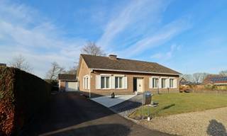 Deze verzorgde gelijkvloerse woning is ruim ingedeeld en instapklaar. In de afgelopen jaren werden keuken en badkamer vernieuwd en in de zonnige veranda is het heerlijk vertoeven. De vier slaapkamers, twee garages en grote kelder maken dit een ideale gezinswoning. <br /><br />Het huis heeft een grote tuin met gezellige terrassen, tuinberging en veel mogelijkheden. De ligging in een rustige en kindvriendelijke verkaveling is perfect voor jonge gezinnen. In de directe nabijheid kan u heerlijk wandelen door de bossen of naar het speelveldje in de buurt. <br /><br />=> Gelijkvloers met leefruimtes en slaapkamers <br />- Royale inkomhal<br />- Apart gastentoilet met fonteintje<br />- Verzorgde leefruimte met tegelvloer<br />- TV-wand met vaste kasten<br />- Mogelijkheid voor open haard of kachel voor de liefhebber<br />- Eetkamer met toegang naar de veranda via een schuifraam<br />- Zonnige veranda met rechtstreeks toegang en zicht op de tuin <br />- Zonwering aanwezig aan de raampartijen<br />- Nieuwe keuken met kunststof werkblad en voorzien van alle comfort<br />- Achterinkom/wasplaats met vaste kasten en uitgietbak<br />- Ouderlijke slaapkamer met laminaatvloer<br />- Logeerkamer met vaste kastenwand<br />- Bureel/derde slaapkamer<br />- Toffe hobbyruimte/speelkamer met vast meubilair/ vierde slaapkamer <br />- Nieuwe badkamer met betegelde inloopdouche en praktisch badkamermeubel met wastafel <br /><br />=> Tuin met grote garage<br />- Ruime achtertuin met tof terras<br />- Grote garage, aansluitend aan de woning met toegang tot de zolder<br />- Overdekt en betegeld terras met zicht op de tuin<br />- Grote vrijstaande garage voor meerdere wagens, lichte vracht of mobilhome <br />- Diepe achtertuin met praktische tuinberging<br />- Brede inrit <br /><br />=> Indeling<br />- Gelijkvloers: inkomhal, gastentoilet, woonkamer, veranda, keuken, achterinkom/wasplaats, nachtgang, ouderlijke slaapkamer, logeerkamer, hobbykamer/derde slaapkamer, bureel/vierde slaapkamer, badkamer, garage<br />- Zolder: bergruimte, eventueel verder in te richten<br />- Volledig onderkelderd: diverse praktische opbergruimtes <br />- Vrijstaande dubbele garage.