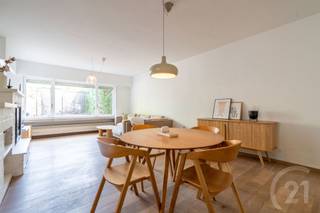 <div>Charmante en instapklare halfopen gezinswoning in het hart van Bonheiden</div><div> </div><div>In het bruisende centrum van Bonheiden staat deze perfect afgewerkte gezinswoning, volledig instapklaar en ideaal voor wie comfort, ruimte en een groene, rustige omgeving weet te waarderen.</div><div> </div><div>Indeling &amp; troeven<br /><br /> </div><div>•<span> </span>Leefruimte: Een lichte, gezellige woonkamer met directe toegang tot de fraai aangelegde en ruime tuin.</div><div>•<span> </span>Keuken &amp; badkamer: Beide vernieuwd in 2012 en goed onderhouden; de koelkast werd in 2022 nog vervangen.</div><div>•<span> </span>Slaapkamers: Drie volwaardige slaapkamers, perfect voor een gezin, gasten of een hobbyruimte.</div><div>•<span> </span>Extra ruimtes: Een praktische hobbyruimte, aparte berging en een ingerichte thuiswerkplek bieden extra gebruiksmogelijkheden.</div><div>•<span> </span>Parkeren: Naast de garage is er plaats voor maar liefst vier wagens op de oprit – een groot praktisch voordeel.</div><div>•<span> </span>Duurzaamheid: Recent vernieuwd dak met 12 cm isolatie en 8 zonnepanelen, goed voor lagere energiekosten én een milieuvriendelijkere woning.</div><div>•<span> </span>Ligging: Centraal gelegen in Bonheiden, op wandelafstand van scholen, winkels en openbaar vervoer.</div><div> </div><div>Deze woning is niet alleen instapklaar, maar biedt ook ruimte voor persoonlijke invulling. Dankzij de royale leefruimtes, de grote tuin, de gunstige ligging en de recente duurzaamheidsinvesteringen is dit een unieke kans voor wie comfortabel en zorgeloos wil wonen.<br /><br /> </div><div>EPC: D , 362kwh / 202510270003711939RES2 <br /><br /> </div><div>Wil je deze woning bezoeken bel dan 016/90 10 21 of mail info@future-home.be.</div><div>Wens je een gratis schatting? Vergeet dan zeker geen contact met ons op te nemen!</div><div> </div><div>Woongebied, Vergunning, Geen verkavelingsvergunning, Geen dagvaarding, Geen voorkooprecht</div>