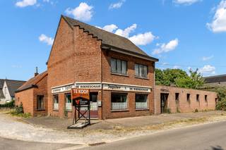 <p><span>Woning met polyvalente ruimte (240m2!) vlakbij natuurdomein</span></p><p><span> </span></p><p><span>Belangrijkste troeven:</span></p><p><span>- Polyvalente ruimte van ca 240m2!</span></p><p><span>- Mogelijkheid tot horeca, praktijk, werkhuis, opslag,...</span></p><p><span>- Woning met enorm potentieel</span></p><p><span>- 3 slaapkamers</span></p><p><span>- Perceel van 1089m2</span></p><p><span>- Ideale ligging nabij natuurdomein De Keiheuvel/De Most!</span></p><p><span>- Perfect voor bvb fietscafe</span></p><p><span> </span></p><p><span>Bekijk zeker ook onze grondplannen met de afmetingen. Zo krijgt u van thuis uit al een perfect beeld van wat deze woning te bieden heeft!</span></p><p><span> </span></p><p><span>Wenst u meer info of een vrijblijvende bezichtiging, contacteer dan ons kantoor op het nummer 014 39 99 99 en wij helpen u graag verder.</span></p>