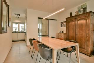 Welkom in Noordhof 22, een recente woning afgewerkt met hoogwaardige materialen en voorzien van alle hedendaags comfort. De woning beschikt over een EPC-label A en twee airco-units, met de mogelijkheid om een derde unit op de tweede verdieping te voorzien. Bovendien is de woning gelegen in een autoluwe woonwijk, op wandelafstand van winkels, supermarkten, scholen, openbaar vervoer en tal van andere voorzieningen.<br /><br />Via de inkomhal met gastentoilet betreedt u de ruime en lichtrijke leefruimte met aansluitende eetplaats. De kwalitatief afgewerkte keuken vormt het hart van de woning en biedt alle nodige comfort. Daarnaast beschikt het gelijkvloers over een berging.<br /><br />Op de eerste verdieping bevinden zich twee ruime slaapkamers met ingemaakte kasten, een aparte wasplaats en een stijlvolle badkamer uitgerust met ligbad, inloopdouche, dubbele lavabo en toilet.<br /><br />Via een vaste trap bereikt u de tweede verdieping met een derde slaapkamer voorzien van maatkasten, een tweede badkamer met inloopdouche, dubbele lavabo en toilet, een technische ruimte en een prachtig dakterras.<br /><br />De aangelegde tuin sluit perfect aan op de leefruimte. Verder beschikt het perceel over een tuinberging, fietsenstalling en een privatieve autostaanplaats met toegang tot de tuin.<br /><br />De vermelde prijs is een richtprijs; elk bod wordt voorgelegd aan de eigenaar, die het recht heeft dit te aanvaarden of te weigeren.<br /><br />Neem voorsprong met een vrijblijvende schatting via:<br />www.residentievastgoed.be/gratisonlineschatten