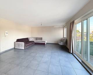 Perfect voor wie centraal en comfortabel wil wonen!<br /><br />✨ <strong>Wat mag je verwachten?</strong><br /><br />🏠 Ruime <strong>leefruimte </strong><strong><span>met</span></strong><strong> open keuken</strong><br />🛏️ <strong>2 Slaapkamers</strong><br />🛁 <strong><span>Badkamer</span></strong><strong> </strong><strong><span>met</span></strong><strong> ligbad + toilet</strong><br />📦 <strong><span>Handige</span> berging</strong><br />☀️<strong> </strong><strong><span>Aangenaam</span></strong><strong> terras</strong><br /><br />🛒🚆 <strong>Winkels &amp; openbaar vervoer</strong> op wandelafstand<br />🔥 <strong>Centrale verwarming op aardgas</strong><br /><br />💶 <strong>Voorschot gemeenschappelijke kosten:</strong> € 15 /maand
