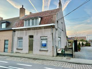 Ieder bod boven de 125 000 EUR wordt overwogen door de verkopers!<br /><br />Renovatieproject op 767 m², met garage en uitweg.<br /><br />Deze woning heeft een betonstructuur! Belangrijk weetje bij het zien van deze te renoveren woning. Zoals u kan zien op de foto’s is deze woning niet meer actueel aan de huidige tendensen, wel heeft deze een aangename breedte en heeft deze veel potentieel.<br /><br />+ Zo is er een zijweg naast de woning. Ideaal voor groenafval of fietsen.<br />+ De woning staat op 767 m² grond<br />+ Er is een uitweg met momenteel een mini-atelier / grote garage. Diverse mogelijkheden op dit stuk.