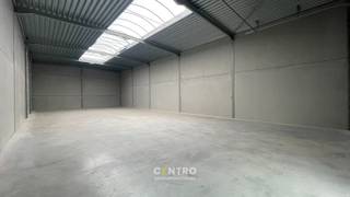 Benaderende AFMETINGEN:<br />Breedte: 12m x lengte: 27,90m of ± 335m²<br /><br />AFWERKING:<br />- Stalen constructie: gezandstraald, behandeld met lasprimer en voorzien van all meta coating<br />- Geïsoleerde (10cm PIR) gladde betonpanelen - EPB-conform<br />- Scheidingswanden in gladde betonpanelen, dienst doende als brandmuur (EI60)<br />- Gepolierde en gewapende betonvloer (15cm) met XPS vloerisolatie (volgens EPB-normering).<br />- Geïsoleerd (100mm PIR) plat dak bestaande uit geprofileerde staalplaten (Steeldeck met roofing)<br />met centrale lichtstraat (dubbelwandige polycarbonaat platen (2x 10mm vierwandig), voorzien van rook- en warmteafvoersysteem)<br />- 1 geïsoleerde, automatische sectionaalpoort (h: 4,20m; b: 4,50m) met afstandsbediening (één zender)<br />- Per unit is een raampartij voorzien en glazen inkomdeur. IDEAAL om nog een kantoorruimte te voorzien.<br />- Extra belasting voor zonnepanelen is voorzien: 15kg/m²<br /><br />Conform bijlage 6, Brandklasse C!<br />Automatische branddetectie met RWA-luiken<br /><br />NUTSVOORZIENINGEN:<br />Stadswater, elektriciteit (40A, 3 x 400V), internet/telefoonkabel van het tellerlokaal tot in de unit, gescheiden rioleringsstelsel voorzien voor afvoer van regen- en afvalwater. <br />Per 2 units is regenwaterput van 10.000 liter voorzien, met aanzuigleiding per unit (zonder pomp).<br /><br />OMGEVINGSWERKEN en TOEGANGSWEGEN:<br />Rond de gebouwen zal de buitenaanleg en de groenvoorziening <br /><br />LIGGING:<br />- Centrale ligging in West-Vlaanderen<br />- Op slechts enkele kilometers van de autosnelweg E403 (Brugge-Kortrijk), afrit 'Ruddervoorde-Zedelgem'<br />- Op 500m van N32 - verbindingsbaan Brugge-Torhout<br /><br />* Bijzonderheden:<br />- Vermelde prijzen zijn exclusief 21% btw, en onroerende voorheffing (conform aanslagbiljet)<br />- Onmiddellijk beschikbaar!<br />- Onze referentie op<strong> </strong><strong>www.centro.be</strong>: <strong>P0507</strong><br />- <strong>Interesse?</strong> Neem dan vandaag nog contact voor meer info of bezichtiging:<strong> </strong><strong>050700102</strong><strong>.</strong><br /><br /><strong>CENTRO | BEDRIJFSVASTGOED </strong>is reeds 24 jaar <u>gespecialiseerd in de bemiddeling van commercieel- en bedrijfsvastgoed</u> in West- en Oost-Vlaanderen.<br />