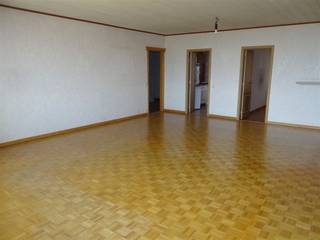 Ruim appartement (125m²) met 3 slaapkamers met autostaanplaats.Zeer centraal gelegen appartement, op wandelafstand van openbaar vervoer, bibliotheek,...