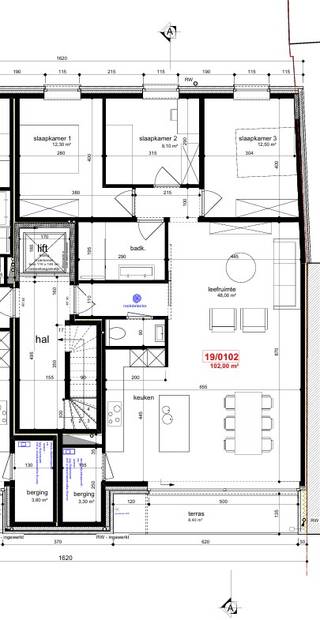 Residentie Carton is een kleinschalige en kwalitatieve nieuwbouwresidentie met 7 appartementen, gelegen in het hart van Olsene, recht tegenover het kerkplein. Alle winkels, voorzieningen, scholen en openbaar vervoer bevinden zich op wandelafstand, wat zorgt voor een bijzonder aangename woonomgeving.<br /><br />Dankzij de centrale ligging geniet u bovendien van een vlotte verbinding naar Deinze (Gent) en Waregem (Kortrijk). Ook de op- en afritten van de E17 bevinden zich op een boogscheut van de residentie.<br /><br />De residentie beschikt over privatieve garages, carports en autostaanplaatsen, evenals een gemeenschappelijke, overdekte fietsenstalling.<br /><br />Elk appartement wordt afgewerkt met kwalitatieve materialen en geniet van een doordachte indeling met veel lichtinval. De leefruimtes sluiten aan op een open keuken, wat zorgt voor een modern en comfortabel woongevoel.<br /><br />Op technisch vlak is Residentie Carton volledig futureproof:<br />– vloerverwarming<br />– warmtepomp (lucht/water)<br />– ventilatiesysteem type D<br />– privatieve zonnepanelen per appartement<br /><br />Het gebouw is momenteel in aanbouw. Het lastenboek is steeds opvraagbaar en bijkomende informatie of plannen kunnen vrijblijvend worden toegelicht.<br />Aankoop aan 6% btw is mogelijk, mits voldaan wordt aan de voorwaarden.<br /><br />Appartement 01.02 – eerste verdiep<br /><br />Dit appartement op de eerste verdieping heeft een bewoonbare oppervlakte van 102 m² en beschikt over drie slaapkamers. Het appartement beschikt over een terras van 8,10 m² aan de voorzijde van het gebouw.<br /><br />Een garage, carport of autostaanplaats zijn afzonderlijk aan te kopen.<br /><br />Graag meer informatie? Neem gerust contact met ons op.<br />EPB in opmaak.