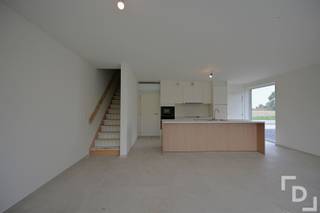 In de groene omgeving van Proven vinden wij deze nieuwbouwwoning in de Terenburgseweg.Deze woning is meteen beschikbaar en is ideaal voor huurders die wensen te wonen in een moderne en energiezuinige woning met tuin.Indeling:GLV: inkomhal - leefruimte met open keuken - technische bergruimte - apart toiletV+1: nachthal - 3 slaapkamers - apart toilet - badkamerExtra's:* E-peil: 30* Volledig professioneel geschilderd* 12 zonnepanelen van 5400WP + hybride omvormer om gemakkelijk een thuisbatterij op aan te sluiten* Regenput aanwezig