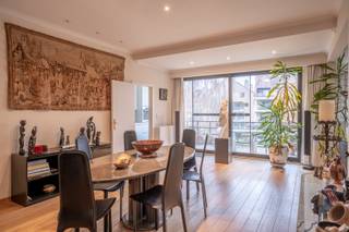 Ruim en goed onderhouden gemeubeld duplex appartement (183 m²) op de 2de verdieping in residentie ‘Domein Esmoreit’. Zeer rustig gelegen aan...