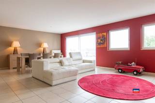 <p><span>HOBOKEN | RUIM, INSTAPKLAAR APPARTEMENT MET TWEE SLAAPKAMERS, TERRAS, KELDER EN AUTOSTAANPLAATS | BEWOONBARE OPPERVLAKTE 113m² | EPC B | </span></p><p><span>Indeling als volgt: inkomhal - toilet - ruime, lichtrijke leefruimte met open, geïnstalleerde keuken - bergplaats - nachthal - grote badkamer met douche, ligbad en lavabomeubel - wasplaats - twee ruime slaapkamers - terras achteraan met zonnewering.</span></p><p><span>Privatieve bergplaats en autostaanplaats in de parkeergarage. Elektrische installatie conform het AREI. </span></p><p><span>De maandelijkse kosten bedragen 126,00 EUR (polis, onderhoud, lift, syndicus en minuterie).</span></p><p><span>Dit goed geïsoleerd appartement is gelegen op de derde verdieping van verzorgd gebouw met lift. </span></p><p><span>Openbaar vervoer en winkels liggen in de onmiddellijke omgeving. Antwerpen-centrum is via de nieuw aangelegde fietsroute vlot bereikbaar met de (elektrische) fiets.</span></p><p><span> </span></p>