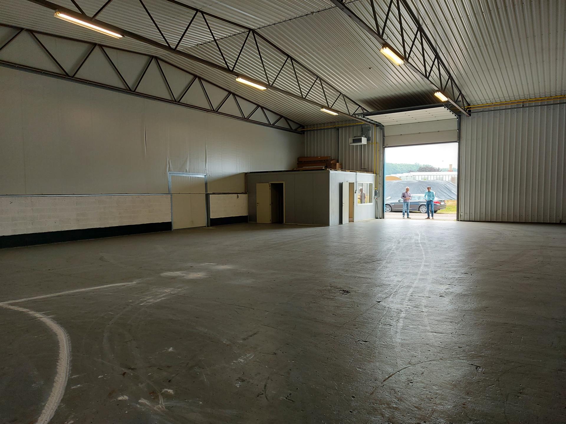 BEDRIJFSGEBOUW VAN 360M² MET KANTOOR - foto 2