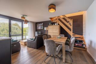 Ontdek dit gerenoveerde appartement met terras (avondzon) te Sint-Kruis. Het appartement onderging in een grondige renovatie (o.a. nieuwe keuken, radiatoren, ventilatie, parket,..)<br /><br />Indeling:<br />Woonverdieping: zithoek, eetplaats, open keuken (kookplaat, dampkap, oven, micro, koelkast, diepvries, vaatwas, spoelzone), berging met aansluitingen wasmachine en droogkast, toegang tot terras met zicht op groen.<br />Slaapverdieping: slaapkamer en badkamer (met douche, toilet en dubbel lavabomeubel).<br /><br />Ondergronds:<br />Garagebox 37 in de ondergrondse verdieping is inbegrepen met licht, elektriciteit en handige rekken. Daarnaast is ook een ondergrondse kelderberging inbegrepen alsook plaats in de gemeenschappelijke fietsenberging.<br /><br />Tot slot is er ook steeds makkelijk parking te vinden voor het gebouw. <br /><br />Van dit instapklare appartement uw nieuwe thuis/investeringsappartement maken?<br /><br />Meer informatie of voor het inplannen van een bezoek: contacteer Bonne Vastgoed 7 op 7 via 050/73.73.73 of via info@bonnevastgoed.be