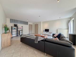 Dit <strong>GEZELLIG, INSTAPKLAAR</strong> 2-slaapkamer appartement is gelegen in de deelgemeente Ruien (Kluisbergen). Het appartement kent een <strong>GUNSTIGE LIGGING</strong> en een <strong>GOEDE BEREIKBAARHEID</strong> met scholen, openbaar vervoer, winkels,... Ook bevindt het appartement zich <strong>op nog géén 5 minuten van het Kluisbos!</strong><br /><br />Het appartement kent volgende indeling: inkomhall, toilet, praktische berging, ruime woonkamer met ingerichte keuken, <strong>2 VOLWAARDIGE SLAAPKAMERS</strong>, ingerichte badkamer en een <strong>GEZELLIGE TUIN.</strong><br /><br /><strong>Adres:</strong> Grote Herreweg 121 bus 001, 9690 Kluisbergen<br />Beschikbaar vanaf 1 november 2026<br />Huurprijs: € 750 /mnd<br />EPC: 114 kWh/m²/jaar.