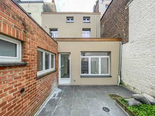 Een volledig gerenoveerde, energiezuinige en zeer ruime woning (314m²) met o.a. 4 slaapkamers, 2 douchekamers,3 bureau’s/praktijkruimtes. Elektrische...