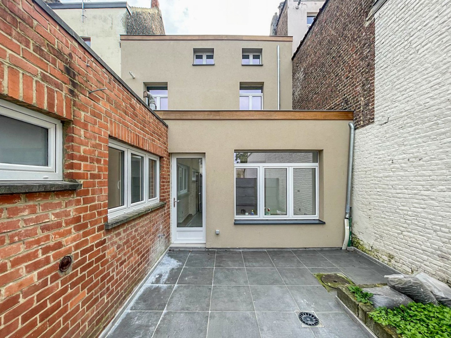 ZEER RUIME, VOLLEDIG GERENOVEERDE WONING ! - foto 2