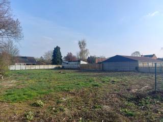 Bent u opzoek naar een aangename bouwgrond in Eksel?<br /><br />Ontdek deze bouwgrond van 13a21ca gelegen in een zeer rustige straat, vlakbij het centrum. <br /><br />De bouwgrond is gelegen in een quasi doodlopende straat. Hier is een rustige woonwijk, doch ligt deze op slechts 10 minuutjes wandelen van het centrum van Eksel. Een basissschool, winkel, horecaketens en openbaar vervoer liggen binnen handbereik. <br /><br />Bouwen mag volgens de verkavelingsvoorschriften die zijn opgesteld. Deze kunnen opgevraagd worden door eenvoudig contact met ons op te nemen.<br /><br />Belangrijkste richtlijnen:<br />- Eén gezinswoning in open bebouwing<br />- Gelijkvloers max. 15m diep<br />- Verdiep max. 10m diep<br />- Maximaal 2 bouwlagen onder kroonlijsthoogte<br />- Vrijstaand bijgebouw max. 50m²<br /><br />Heeft u interesse in deze grond of wenst u meer informatie over de bouwvoorschriften? <br />Bel of mail ons op 011 64 55 00 of info@vastgoedfransen.be.