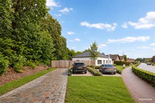 <p>WOW! Sommige woningen hebben ruimte. Andere hebben een topligging. Maar deze woning? Die heeft het allebei!</p><p>Stel je voor: wakker worden in alle rust, genieten van heerlijk gelijkvloers wooncomfort en vanuit je eigen achtertuin rechtstreeks de prachtige natuur van Merksplas-Kolonie instappen. Wat een plek om thuis te komen!</p><p>Aan de Vaartstraat in Merksplas ontdek je deze bijzondere eigendom met maar liefst 194 m² bewoonbare oppervlakte op een perceel van 836 m². Een unieke combinatie van ruimte, vrijheid, privacy en natuur!</p><p>Een zee van ruimte, helemaal gelijkvloers!</p><p>Zodra je binnenkomt, voel je het: hier is ruimte om écht te leven! De royale, lichtrijke leefruimte vormt het gezellige hart van de woning, met volop plaats voor een sfeervolle zit- en eethoek. De aansluitende ingerichte keuken biedt ingebouwde toestellen, veel kastruimte en een praktische voorraadberging.</p><p>Verder ontdek je drie volwaardige slaapkamers en maar liefst twee badkamers! Geniet van een ontspannen moment in het vrijstaande ligbad of kies voor het comfort van de tweede badkamer met inloopdouche. Airconditioning maakt het plaatje compleet.</p><p>Praktisch? Absoluut! En hoe!</p><p>De ruime dubbele inpandige garage biedt volop plaats voor wagens, fietsen, wasvoorzieningen en opslag. Ook het naastgelegen perceel behoort tot de eigendom en biedt extra mogelijkheden. Buiten wacht een onderhoudsvriendelijke buitenzone met houten overkapping en aparte berging. Een elektrische toegangspoort en camerabewaking zorgen voor extra privacy en veiligheid.</p><p>En dan… de troef die deze woning écht uitzonderlijk maakt!</p><p>Je opent je tuinpoort en staat gewoon midden in het groen van Merksplas-Kolonie! Geen autorit, geen verplaatsing, maar rechtstreeks vanuit je eigen tuin de prachtige bossen, statige dreven en open landschappen in.</p><p>Droom je van lange wandelingen, een ochtendloopje tussen de bomen of gewoon genieten van de stilte? Hier ligt het allemaal letterlijk aan je voeten. Een achtertuin met een prachtig natuurgebied als verlengstuk… hoe bijzonder is dat?</p><p>Dit is geen alledaagse woning. Dit is een buitengewone woonkans!</p><p>Kom kijken, voel de ruimte en ontdek deze bijzondere plek in Merksplas!</p><p><br />EPC-label B (146 kWh/m²/jaar), elektriciteit conform, asbestveilig. Infoplicht: Vg, Wg, Gmo, Gvkr, Vv. P-score: A, G-score: A. Dit is geen aanbod; alle informatie onder voorbehoud van materiële vergissingen en/of wijzigingen.</p><p><br /> </p><p><br /> </p>