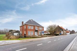 <p><span>EXCLUSIEF!! Deze riante villa met hangaar van 380m² van bijgebouw is prachtig gelegen tussen een oase van groen, natuur, rust,...</span></p><p><span> </span></p><p><span>De woning bestaat uit een inkomhal, bureau/praktijkruimte, ruime lichtrijke leefruimte, kleine salon, grote leefkeuken met berging, apart gastentoilet.</span></p><p><span>Op de tussenverdieping is er een badkamer met ligbad, lavabo, douche en inloopdressing.</span></p><p><span>De eerste verdieping beschikt over vier hele grote slaapkamers waarvan een met prachtig zicht op de Vlaamse Ardennen en een kleinere kamer.</span></p><p><span>Het pand is volledig onderkelderd en heeft een garage waarin zich de technische ruimte bevindt.</span></p><p><span>Hangaar met een oppervlakte van 380m² die heel veel mogelijkheden biedt. Ideaal voor wonen en werken te combineren.</span></p><p><span>Er is ook nog in de tuin een polyvalente ruimte aanwezig.</span></p><p><span>Prachtige tuin om in te vertoeven met bos en uitzicht op de heuvelachtige Vlaamse trots.</span></p><p><span> </span></p><p><span>VIDEO Drone: https://www.instagram.com/p/CkLOaJWowzn/ </span></p><p><span> </span></p><p><span>Voor info of een bezoek maar een afspraak met Anouk Libert van Pattymo 0476635628 of anouk@pattymo.be</span></p>