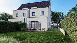 <p><span>Prachtige, energiezuinige halfopen bebouwing (Casco+) met landelijke charme!</span></p><p><span>Bent u op zoek naar de perfecte balans tussen landelijke charme en moderne architectuur? Ontdek deze schitterende halfopen bebouwing (linkerzijde van dit nieuwbouwproject met twee woningen). Deze woning biedt u een uiterst comfortabele en energiezuinige thuis, met de vrijheid om de eindafwerking nog helemaal naar uw eigen hand te zetten.</span></p><p><span>Casco+ : De zwaarste werken zijn al voor u gedaan!<br />Deze woning wordt Casco+ verkocht. Dit betekent dat de structuur en de belangrijkste technieken reeds volledig voorzien zijn. Volgende zaken zijn inbegrepen in de prijs:</span></p><ul><li><span>Volledig wind- en waterdicht (inclusief mooi gevoegde gevels)</span></li><li><span>Verwarming (geïnstalleerd en afgewerkt)</span></li><li><span>Ventilatie (afgewerkt en ingeregeld)</span></li><li><span>Elektriciteit (afgewerkt en gekeurd)</span></li><li><span>Zonnepanelen (capaciteit van 3640 kWh)</span></li><li><span>Bouwvergunning en voorbereiding EPB</span></li><li><span>Gekeurde riolering (niet de binneninstallatie)</span></li><li><span>Aanleg van de wadi</span></li><li><span>Voortuin: putten zijn reeds geplaatst en wachtbuizen zijn voorzien</span></li></ul><p><span>Let op: Liever direct instapklaar? Deze woning kan in overleg ook volledig afgewerkt aangekocht worden!</span></p><p><span>Lichtrijke en logische indeling</span></p><ul><li><span>Gelijkvloers: Een uitnodigende inkomhal met gastentoilet. Een zeer ruime leefruimte met gezellige eethoek en de perfecte plaats voor een open keuken. Verder is er een praktische berging voorzien.</span></li><li><span>Eerste verdieping: Hier vindt u drie volwaardige slaapkamers, de ruimte voor uw toekomstige droombadkamer en een apart toilet.</span></li><li><span>Zolderverdieping: Een aparte technische ruimte en een riante polyvalente ruimte. Deze kan perfect dienen als vierde slaapkamer, rustig thuiskantoor, hobbykamer of speelruimte voor de kinderen.</span></li></ul><p><span>Klaar voor de toekomst<br />Duurzaamheid staat centraal in dit project. Indien u de woning verder afwerkt volgens de voorschriften van de bouwvergunning, geniet u van een extreem laag en future-proof E-peil van maximaal 10!</span></p><p><span>Kortom: de perfecte combinatie van ruimte, modern comfort en duurzaamheid in een rustige, landelijke setting.</span></p><p><span><br />Wilt u de plannen bekijken of wenst u een volledige toelichting? Neem dan vandaag nog contact op met Josefien via 015 33.93.33 en maak een afspraak!</span></p>