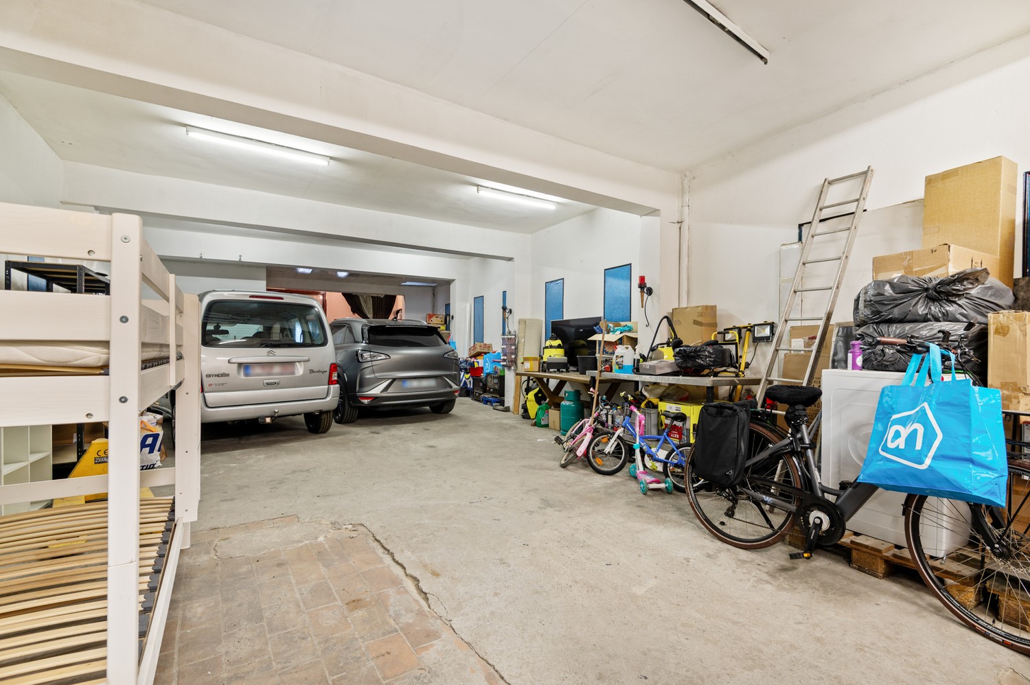 Opbrengsteigendom met een groot magazijn en 3 appartementen te koop! - foto 3