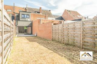 Deze structureel gerenoveerde woning wacht nog enkel op je persoonlijke afwerking ... een buitenkans dus voor wie op zoek is naar een energiezuinige woning waar nog een heel eigen invulling kan aan gegeven worden. Via de inkomhal (met gastentoilet en berging/wasplaats) kom je in een heel mooie leefruimte, waar ook de aansluitingen voor een open keuken zijn voorzien. Het gevelbrede schuifraam achteraan brengt je tot op het terras en in de mooie afgesloten tuin, die samen als één geheel aanvoelen. Op de eerste verdieping is er voorzien in een eerste slaapkamer, een grote polyvalente overloop en een badkamer, en op de zolderverdieping vinden we een volumineuze tweede/derde slaapkamer. Het levendige centrum van Lokeren is vlakbij, en als je eerder graag op zoek bent naar rustiger groene omgevingen dan kun je ook die op wandelafstand terugvinden. Bezoekdag zaterdag 25/07, Inschrijven via mail naar info@immo-home.be, geen telefonische inschrijvingen! Volg ons op Fb en Insta. Voor meer info: www.immo-home.be. GRATIS SCHATTING & GRATIS FINANCIEEL ADVIES