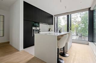 Prachtig, luxueus duplexappartement met 2 slaapkamers en 4 terrassen. Het gehele appartement is voorzien van een massieve parketvloer. <br />Het appartement is voorzien van een verzorgde keuken met eiland, badkamer met ligbad en inloopdouche en een dubbele lavabo.<br /><br />Ondergrondse autostaanplaats (€25.000), privatieve kelderberging (€ 5.000) en buitenparking (€10.000) zijn verplicht mee aan te kopen. <br />Het appartement bevindt zich in de linkse gebouw, links bovenaan. Dit zorgt voor vool privacy en een mooi groen uitzicht.