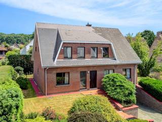Deze ruime woning is gelegen in Tervuren (Moorsel), vlakbij openbaar vervoer, belangrijke uitvalswegen, winkels, scholen, het mooie park van...