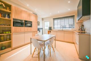 Deze recent gerenoveerde woning met 3 slaapkamers, gelegen op een boogscheut van het centrum van Oostrozebeke, biedt 174 m² (volgens...