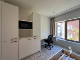 <p><span>Volwaardige studentenkamer met zelfstandige indeling en voldoende leefruimte. Geschikt voor studenten die bewust kiezen voor meer autonomie.<br />Derde verdieping, vlot bereikbaar via trap of lift, met gebruik van de gedeelde faciliteiten van de residentie.<br />De unit maakt deel uit van Studentenresidentie </span><span>Burgemeester</span><span>: een hoogwaardig studentenproject met 41 kwalitatieve studentenkamers en studios in de Blijde Inkomststraat in Leuven, op wandelafstand van faculteiten, station en het stadscentrum. </span></p>