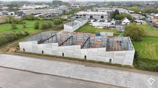 Nieuwe KMO-units te Roeselare, een modern en duurzaam bedrijventerrein bestaande uit 10 loodsen.<br /><br />In dit nieuwe KMO-park, *ARDOPOORT*, bieden wij een loods van 180 m² te koop aan, voorzien van een regenwaterput van 3000 liters. Er zijn ook 3 parkeerplaatsen te koop bij deze unit.<br /><br />Deze UNIT (nr. A) heeft een strategische ligging te Roeselare. Het bedrijventerrein is ideaal voor kleine en middelgrote ondernemingen die op zoek zijn naar een functionele, duurzame en goed bereikbare uitvalsbasis in West-Vlaanderen.<br /><br />Interesse? Neem contact met ons op voor meer info of een bezoek ter plaatse. De prijs is exclusief 21% BTW en exclusief kosten notaris, aansluitingskosten, ....