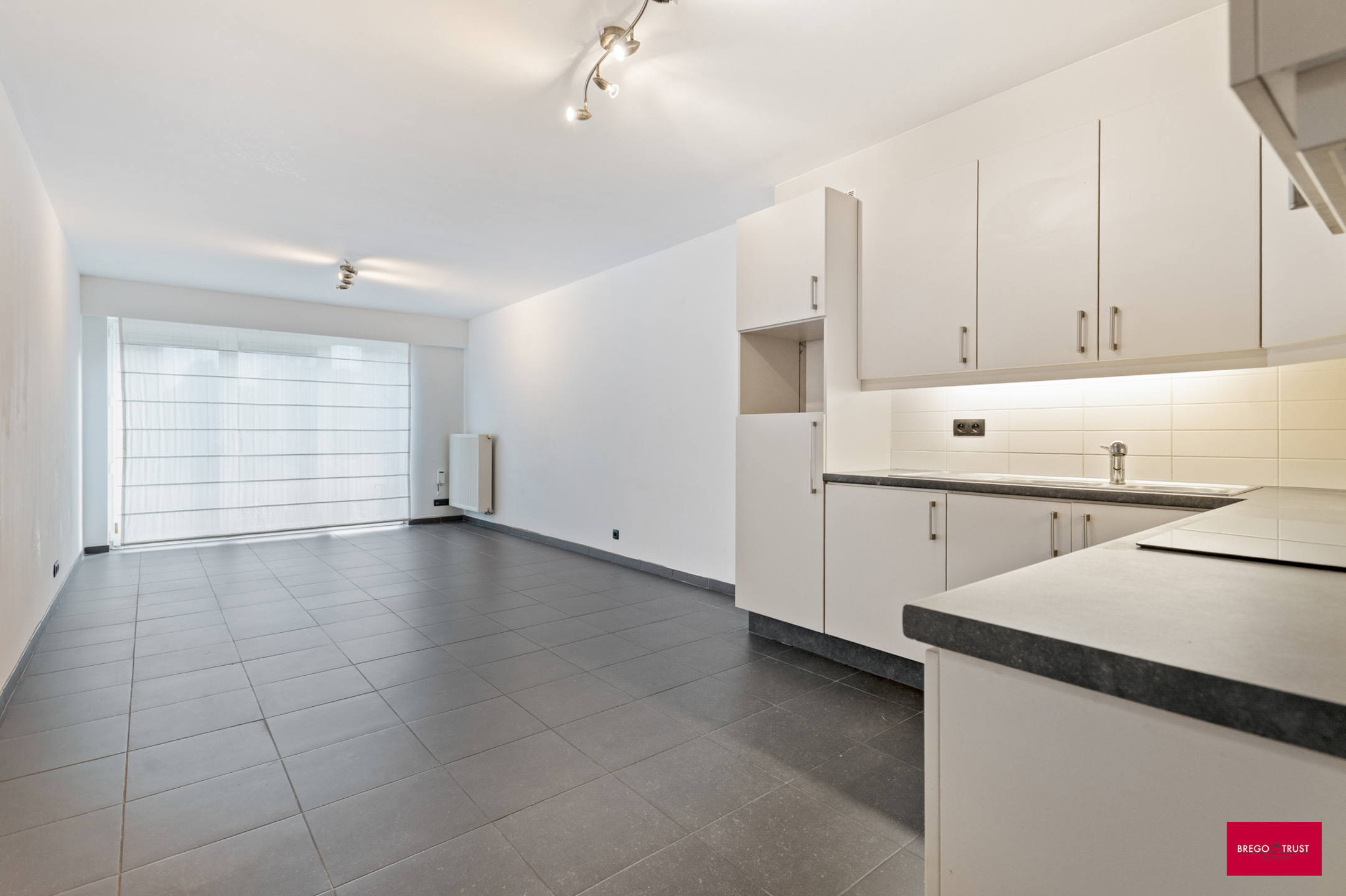 Gelijkvloersapp met 2 slpk en tuin. - foto 2