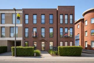 <p>Dit verzorgd en instapklaar gelijkvloers appartement is gelegen in een recent gebouw en combineert een praktische indeling met veel lichtinval en een aangename buitenruimte.<br /><br />Via de inkomhal bereik je de ruime leefruimte met open, volledig uitgeruste keuken. Dankzij de grote raampartijen geniet de leefruimte van een overvloed aan natuurlijk licht en een directe verbinding met het terras en de privatieve tuin. De open keuken is naadloos geïntegreerd in de leefruimte en biedt alle hedendaagse comfort.<br /><br />Verder beschikt het appartement over een volwaardige slaapkamer. De badkamer is uitgerust met zowel een ligbad als een aparte douche en een stijlvol badkamermeubel met wastafel. Daarnaast is er een praktische berging met aansluiting voor een wasmachine en droogkast.<br /><br />Een extra troef is het privatieve terras met aansluitende tuin, bereikbaar vanuit de leefruimte.<br /><br />Een comfortabel en instapklaar appartement met een praktische indeling, veel lichtinval en een aangename buitenruimte.<br /><br />Daarnaast is het appartement voorzien van een buitenstaanplaats, verplicht mee aan te kopen voor € 20.000.</p>