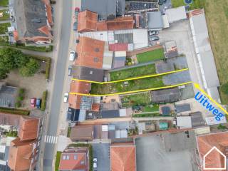 Deze woning werd inmiddels volledig gestript en staat klaar om opnieuw op te bouwen.<br /><br />Er is een bouwvergunning voor het verbouwen van de woning en het bouwen van een garage die bereikbaar is via de achteruitweg.<br /><br />Er zijn 3 slaapkamers mogelijk waarvan een slaapkamer op het gelijkvloers met mogelijkheid tot douchekamer zodat dit ook een interessante woning is voor iets oudere mensen.<br /><br />De goedgekeurde plannen zijn inbegrepen in de prijs.<br /><br />De plannen kan u via documenten bekijken.