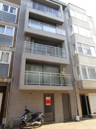 Ground-floor flat to let right in the town centre. The flat has 1 bedroom. Spacious living room with an open-plan fitted kitchen. The bathroom has a shower and a washbasin unit. The toilet is in the bathroom. Spacious storage room off the kitchen with a washing machine connection. Large courtyard of 16 m². The flat is situated at the rear of the building. Spacious basement on the ground floor, as well as a bicycle storage area. The flat becomes available on 01/07/2026. Service charges amount to €50 per month. Please feel free to arrange a viewing. Are you interested in renting this property in Ostend? Visit the website www.dermul.be and click on the property you’d like to rent. Click the “I’m interested” button to fill out a brief profile. We’ll then contact you to schedule a viewing. Appointments cannot be made by phone.