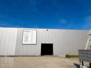 Strategisch gelegen magazijn van 1.650 m² nabij de drukke Tiensesteenweg. Dankzij de directe verbinding met de <strong>N3 </strong>en <strong>N80 </strong>geniet deze locatie van een uitstekende ligging ten opzichte van Leuven, Hasselt, Luik en de omliggende gemeenten.<br /><br />De loods beschikt over een gelijkvloerse poort (4 m B x 4,5 m H), industriële vloer en variërende vrije hoogtes tot 5m. Daarnaast zijn er sociale ruimtes aanwezig, die indien gewenst kunnen worden verwijderd om extra opslagruimte te creëren.<br /><br />De volledig verharde en omheinde site biedt ruime <strong>parkeer- en manoeuvreermogelijkheden</strong>. De loods is geschikt voor diverse bedrijfsactiviteiten en is <strong>onmiddellijk beschikbaar</strong>.<br /><br />Contacteer <strong>PANORAMA B2B</strong> voor bijkomende inlichtingen via <strong>0474 17 17 15</strong>.