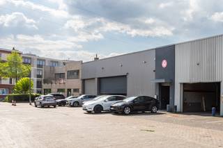 Op een strategische locatie in de industriezone klasse 1 te Merksem vindt u dit ruime bedrijfsgebouw met magazijn, kantoren en...