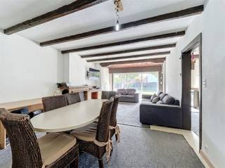 <p>Welkom in de Kollegelaan 45 te Harelbeke, een halfopen woning met een praktische indeling, conforme elektriciteit en een aangename ligging op korte afstand van De Gavers. Deze woning vormt een interessante opportuniteit voor wie op zoek is naar een solide woning met 3 slaapkamers, garage en een goede basis om verder naar eigen smaak in te richten.</p><p>Bij het betreden van de woning ontdekt u een functionele woonst met heel wat mogelijkheden. De woning beschikt over 3 slaapkamers, 1 badkamer en 2 toiletten, waardoor ze een praktische indeling biedt voor gezinnen, starters of kopers die graag voldoende ruimte wensen.</p><p>De ligging is zonder twijfel een grote meerwaarde. De woning bevindt zich in een aangename woonomgeving in Harelbeke, vlak bij De Gavers, waar u kan genieten van natuur, wandelmogelijkheden en ontspanning. Tegelijk blijft u vlot verbonden met het centrum, winkels, scholen, openbaar vervoer en belangrijke invalswegen.</p><p>Troeven: elektriciteit conform, gunstig EPC-label, garage en uiteraard de locatie!</p><p>Voor meer info of een bezoek mail naar info@property-vastgoed.be of bel 056 96 08 00.</p>