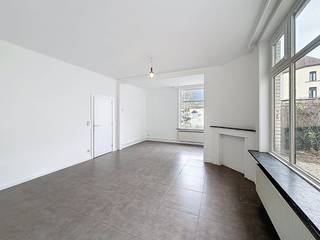 Cette maison de plain-pied unique située dans la Forelstraat a un caractère particulier : il s'agit d'une ancienne maison de gardien récemment rénovée. Le grand salon attire immédiatement le regard et, grâce aux grandes fenêtres, laisse entrer beaucoup de lumière naturelle.En outre, la maison dispose d'une chambre spacieuse à part entière et d'une salle de bain confortable offrant suffisamment d'espace pour se déplacer. Un atout rare et extrêmement pratique pour cet emplacement à Gand est la place de parking associée, située juste à côté de la maison. Ainsi, vous pouvez toujours garer votre voiture sans soucis et à proximité de chez vous.Disposition de la maison :Hall d'entrée - salon - cuisine - chambre à coucher - salle de bain - WC - place de parking