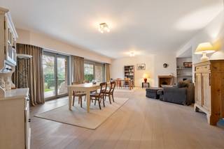 Luxurious Ground-Floor Apartment (approx. 220 m²) with Large Terrace, Garden and 3 BedroomsThis exceptionally spacious and move-in-ready ground-floor...